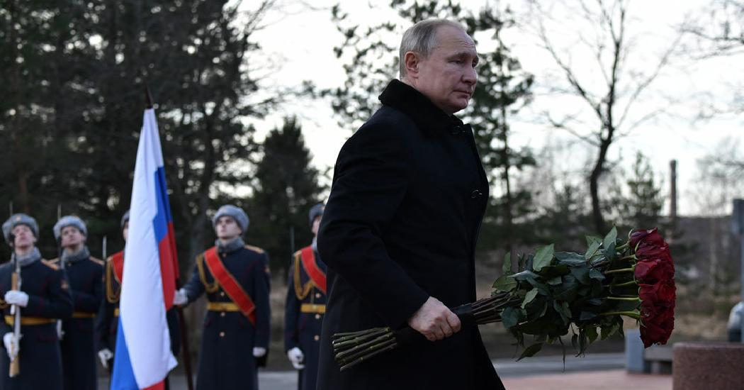 Путин возложил цветы к монументу "Рубежный камень"на Невском пятачке под Петербургом