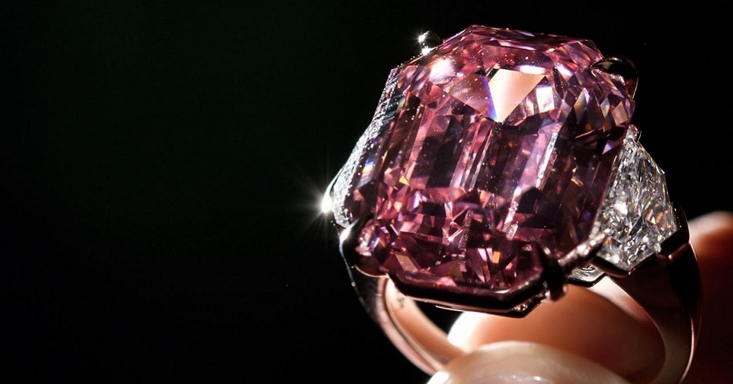 Редчайший розовый бриллиант продали на аукционе за $50,37 миллиона