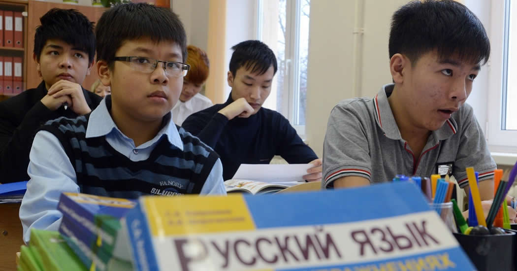 В Госдуме поддержали идею о квоте на школьников-иностранцев в классах