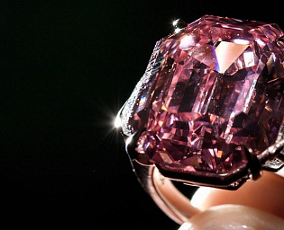  Редчайший розовый бриллиант продали на аукционе за $50,37 миллиона
